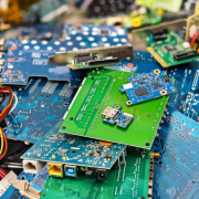 composants de DEEE au cours d'une gestion de déchets électroniques