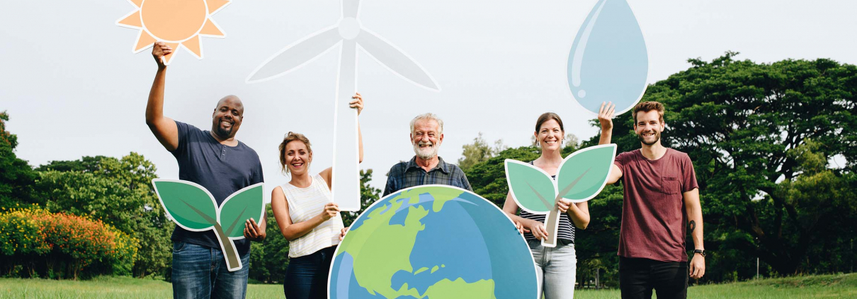 5 personnes avec dans les mains des éléments de la transition énergétique.