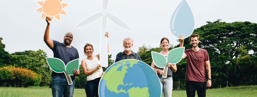 5 personnes avec dans les mains des éléments de la transition énergétique.