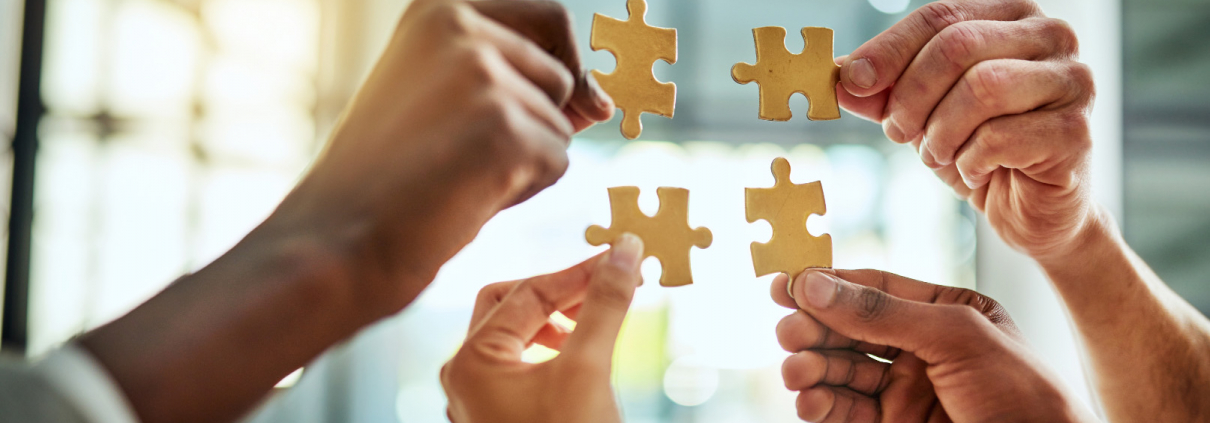 ensemble tout le monde apporte sa contribution, comme une pièce à un puzzle.